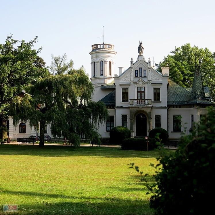 Przed Muzeum Henryka Sienkiewicza w Oblęgorku