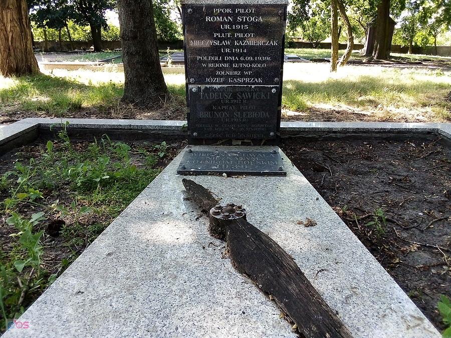 Mogiła polskich żołnierzy. cmentarz armii radzieckiej w Kole