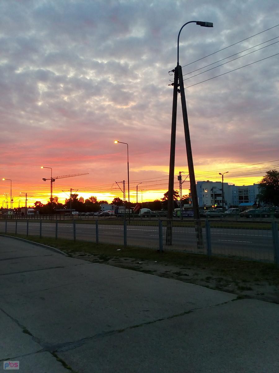 "Piąta rano, zabawa skończona, różowieje już niebo na wschodzie..."