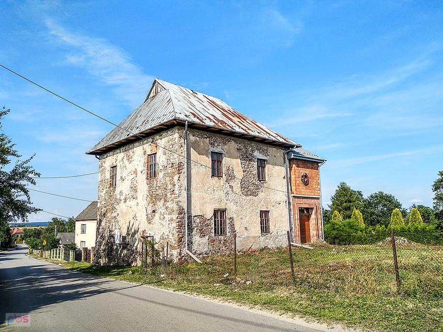 Dwór obronny, a także zbór Ariański