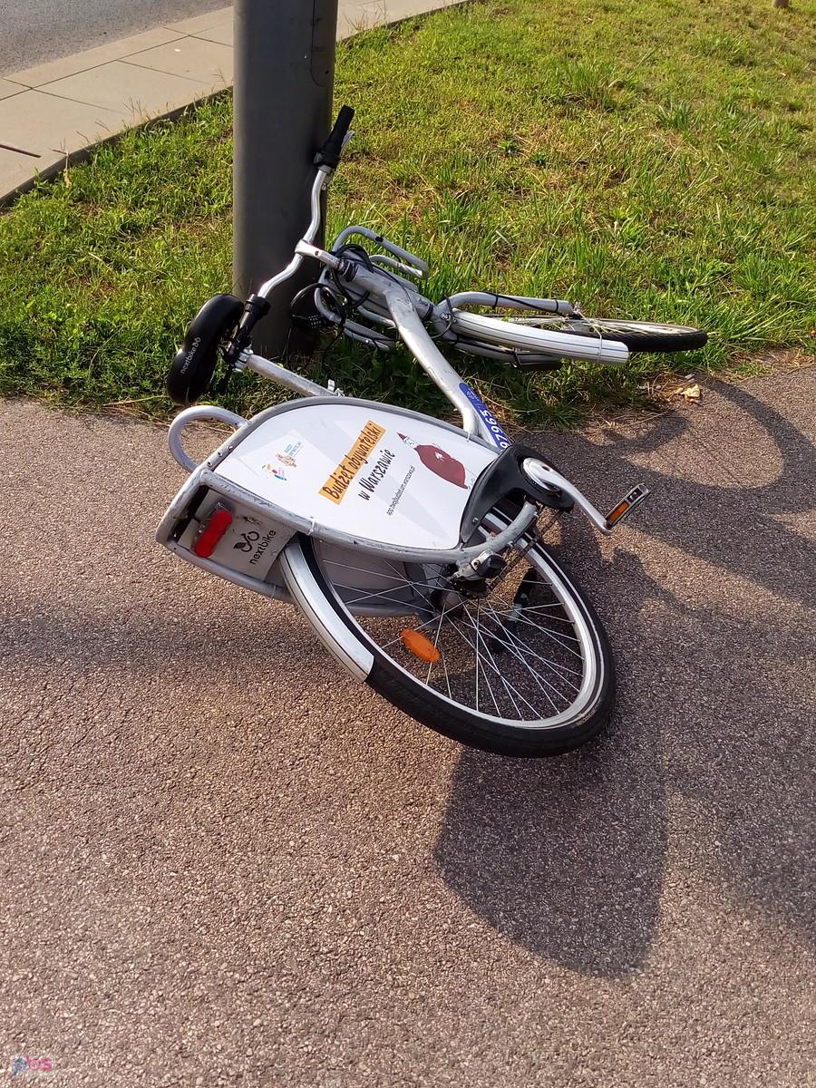 Ciekawe, czy własny rower też by tak rzucił przy słupku. Stacja rowerowa 20 m dalej