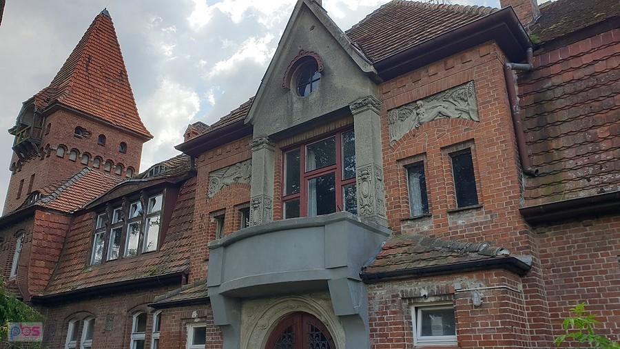 CZERNICE (niem.Sehmsdorf) Eklektyczny dwór z 1913 roku.