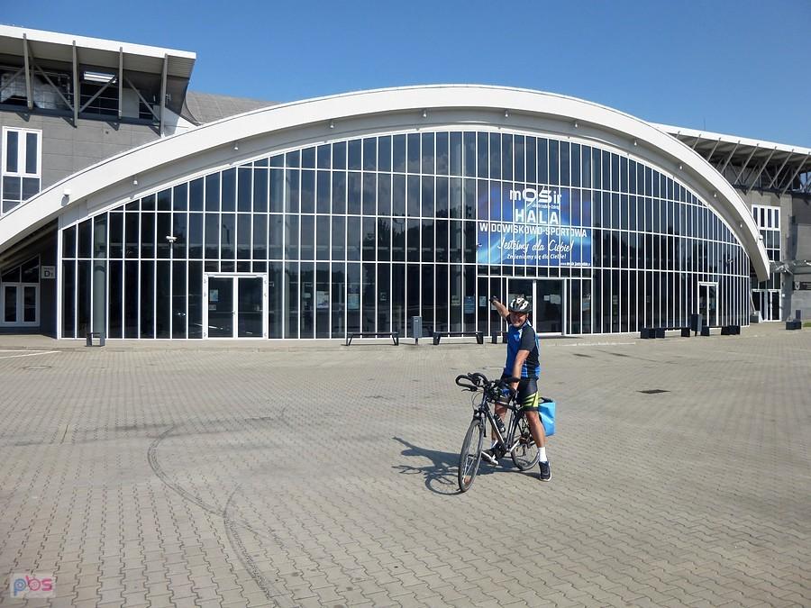Przy hali sportowej