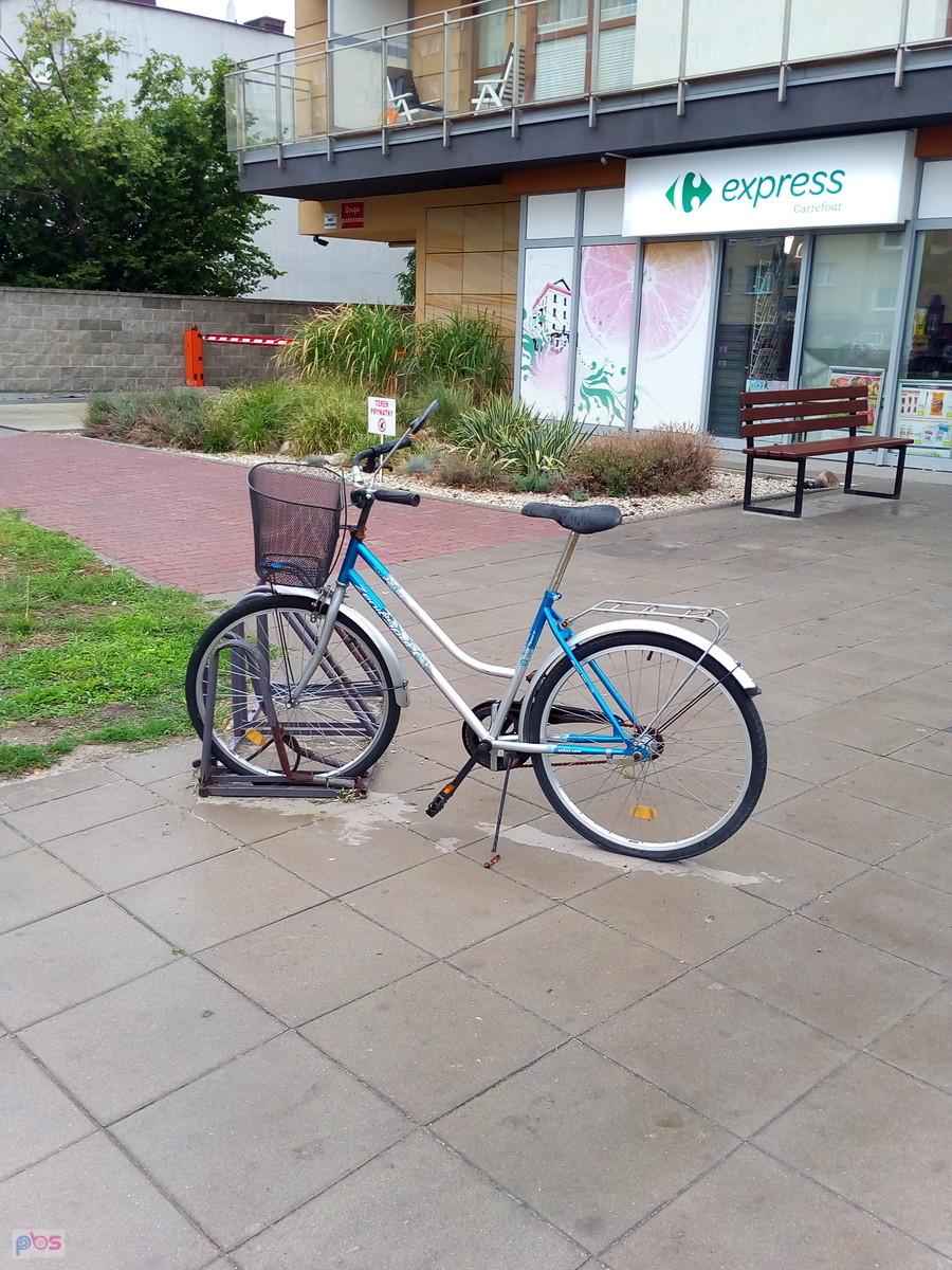 Zapomniany rower już chyba rok czeka pod sklepem na właściciela