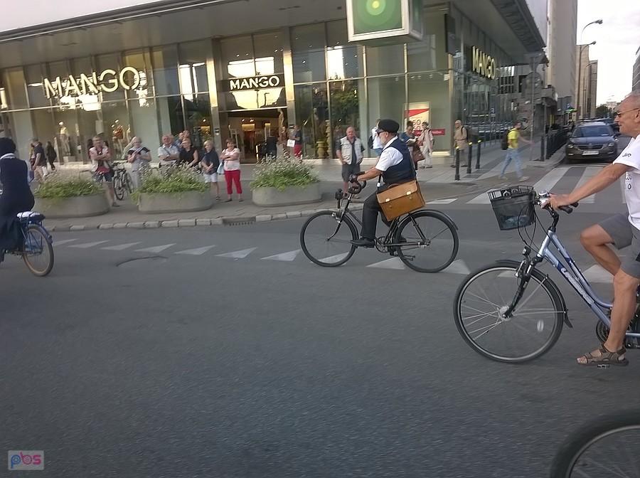 Jak można zadać szyku na rowerze! Dodam ,że z przodu była latarenka albo na świeczkę
