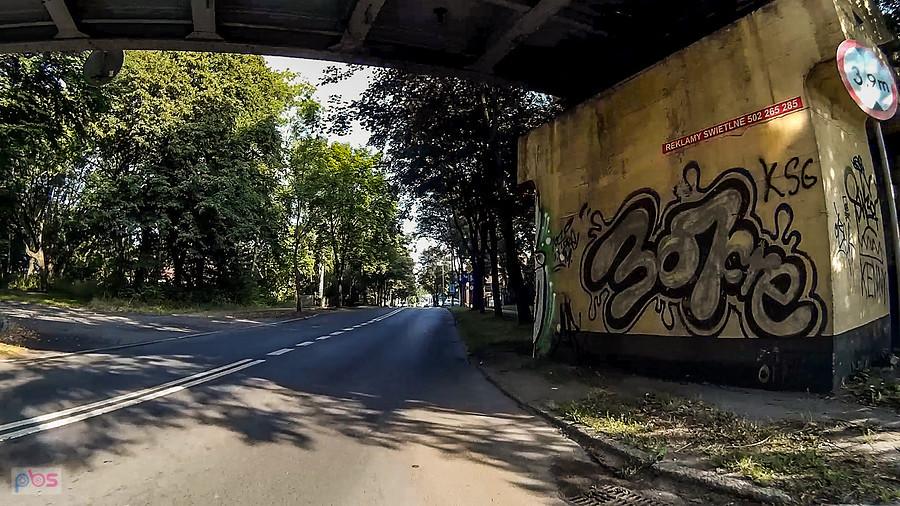 To reklama czy antyreklama? Ciekawe ile osób ją zauważa? Sam zwróciłem uwagę na nią po raz pierwszy... i chyba tylko dlatego, że zauważyłem ją przy odtwarzaniu filmiku na kamerce ;)