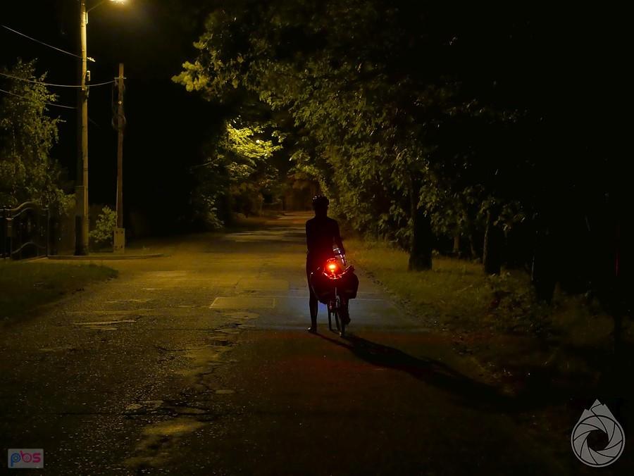 nocne, lekko oświetlone aleje