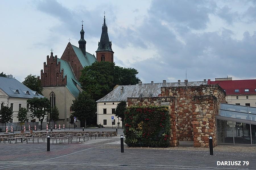 Olkusz - Rynek w tle Bazylika Rzymskokatolicka pw. św. Andrzeja Apostoła