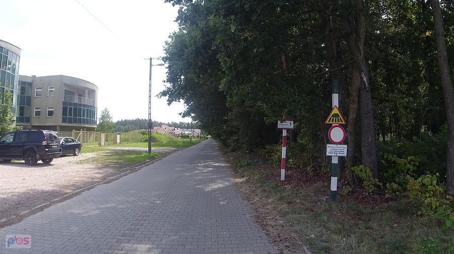 Początek drogi i inny znak - "uwaga jeże"