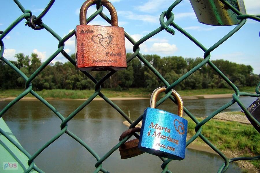 Widok z kładki przerzuconej nad kanałem portowym na Odrę.