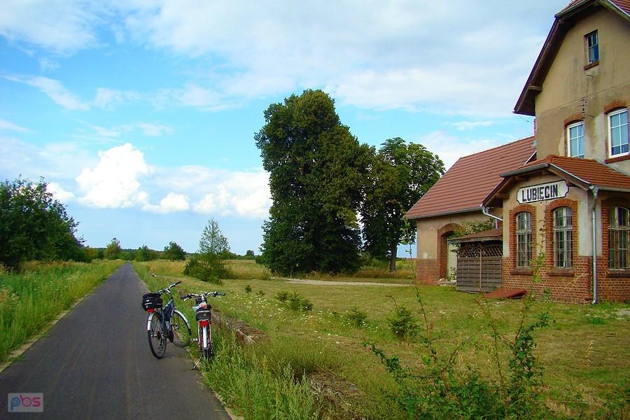 Nieczynna stacja kolejowa w Lubięcinie i ścieżka rowerowa na byłych torach.