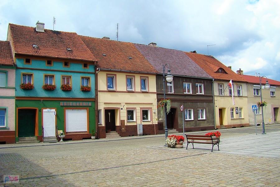 Kolorowe kamieniczki w Otyniu. Fragment zabudowy rynku.