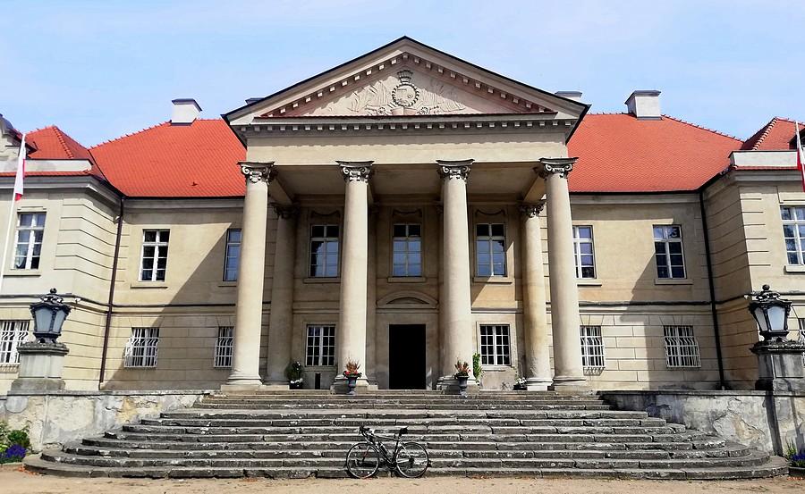 Schody by się przydało odnowić - Pałac w Czerniejewie