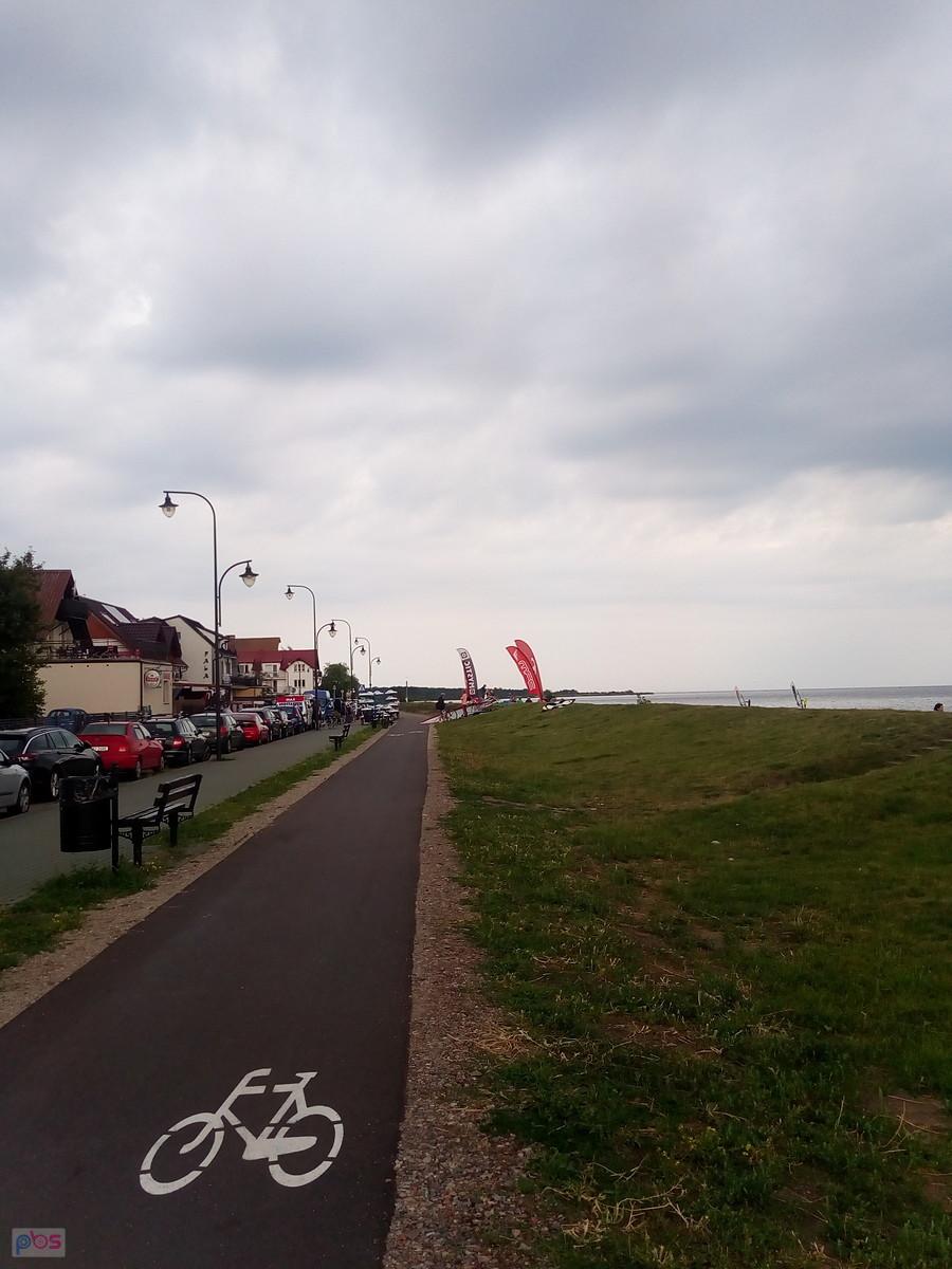 Brakujący odcinek ddr w Cha€pach wybudowali za chałupami nad zatoką