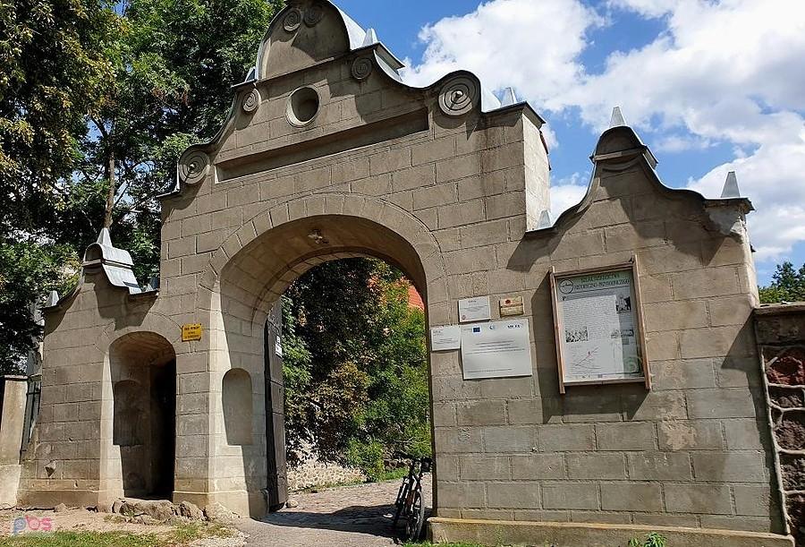 PĘZINO (niem.Pansin) Brama wjazdowa do zamku