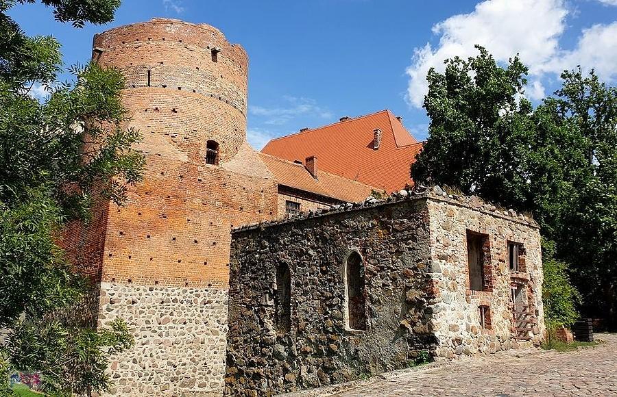 PĘZINO (niem.Pansin) Zamek z k. XIV w.
