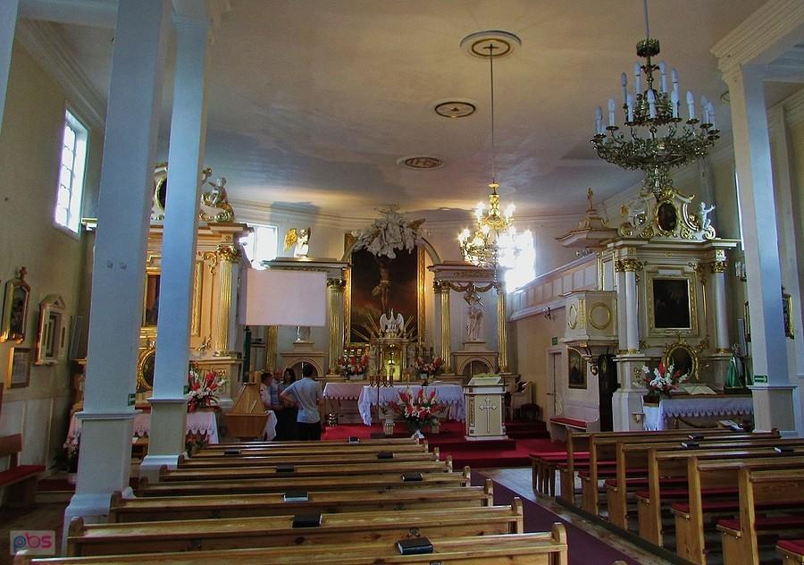 Wnętrze drewnianego kościoła w Kampinosie