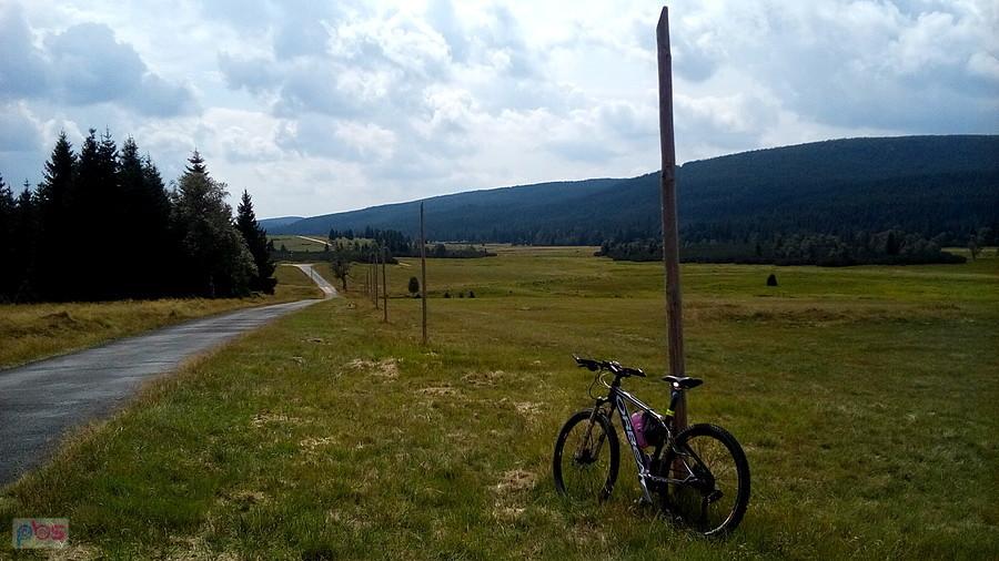 Droga od Polany Izerskiej w kierunku Chatki Górzystów