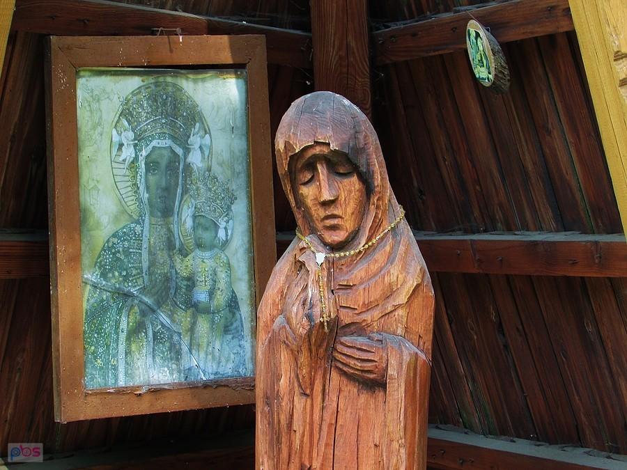 Górki - jedna z figur przy kapliczce