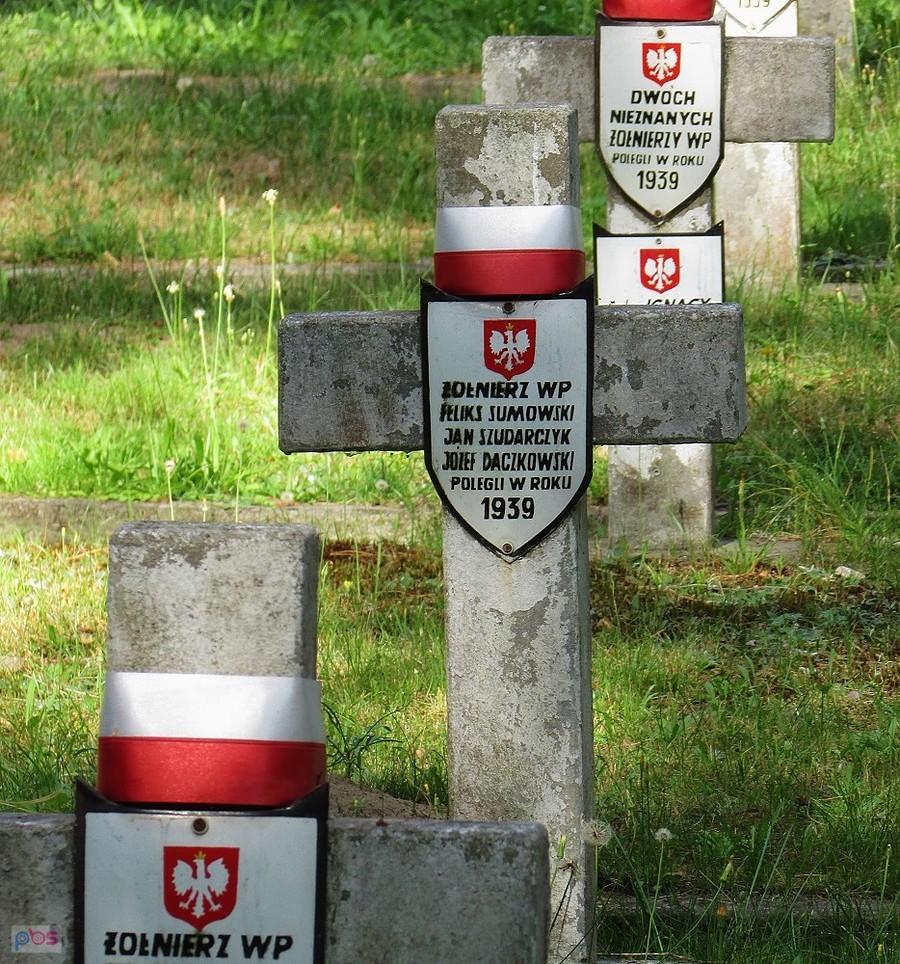 Cmentarz wojenny w Granicy - w mogiłach pochowanych jest po kilku żołnierzy