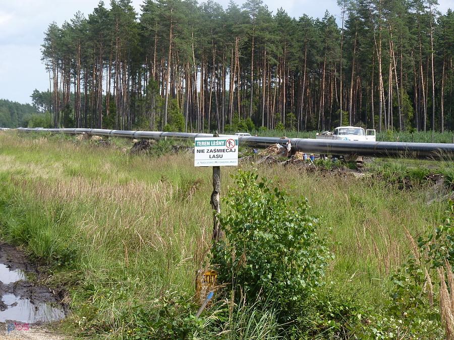 panowie łączą gazociąg
