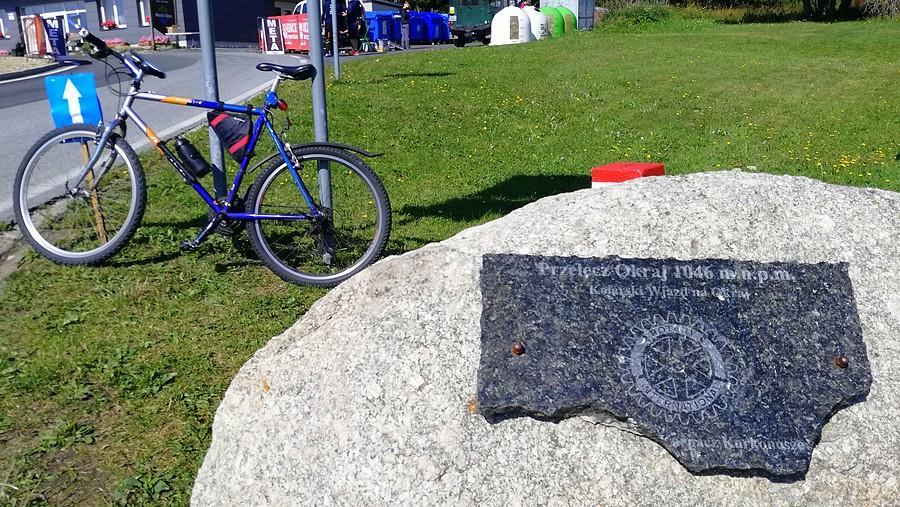 Poszczerbione, ale jest - Okraj