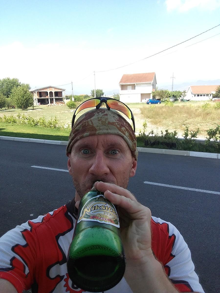 Pierwsze piwko w Czarnogórze.
