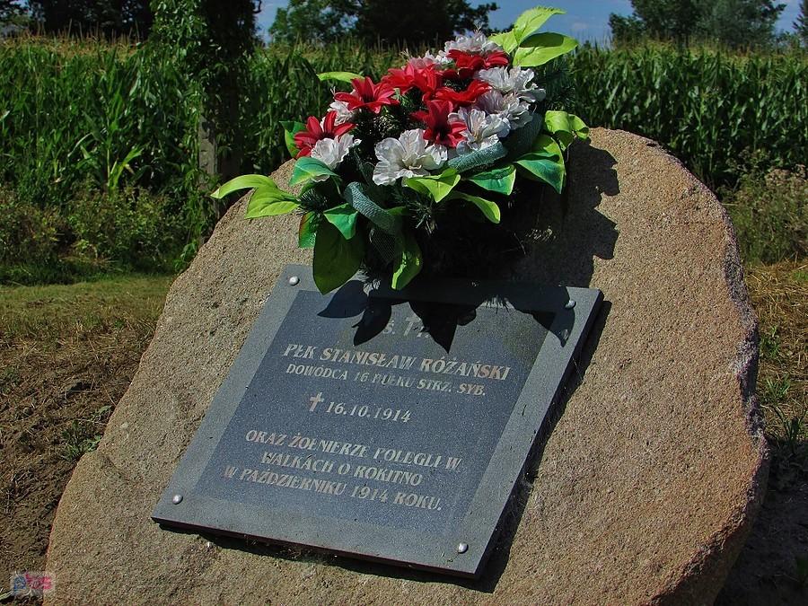 Rokitno - tablica upamiętniająca płk Stanisława Różańskiego, dowódcy 16. pułku strzelców syberyjskich