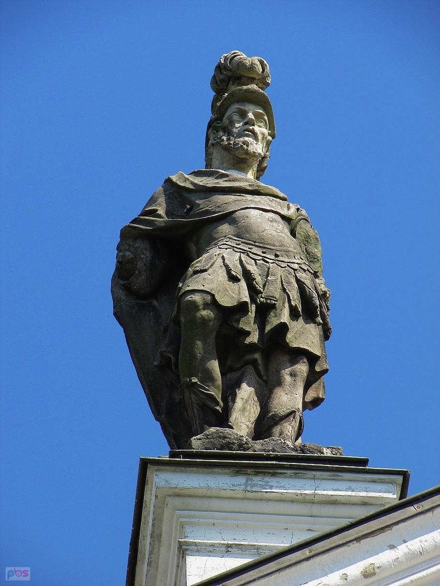 Rokitno - rzeźba na frontonie kościoła
