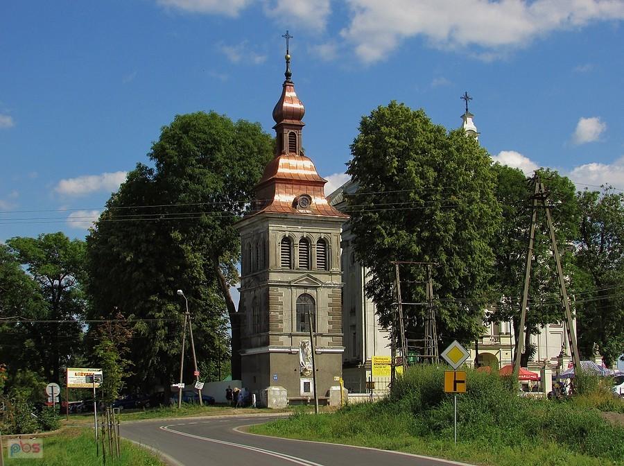 Rokitno - dzwonnica z odnowionym błyszczącym chełmem
