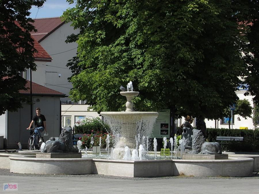 Błonie - fontanna na Rynku