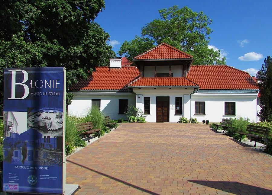 Dworek Poniatówka siedziba Muzeum Ziemi Błońskiej