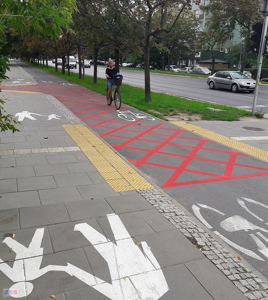 Czerwona krata na DDR przy Okopowej