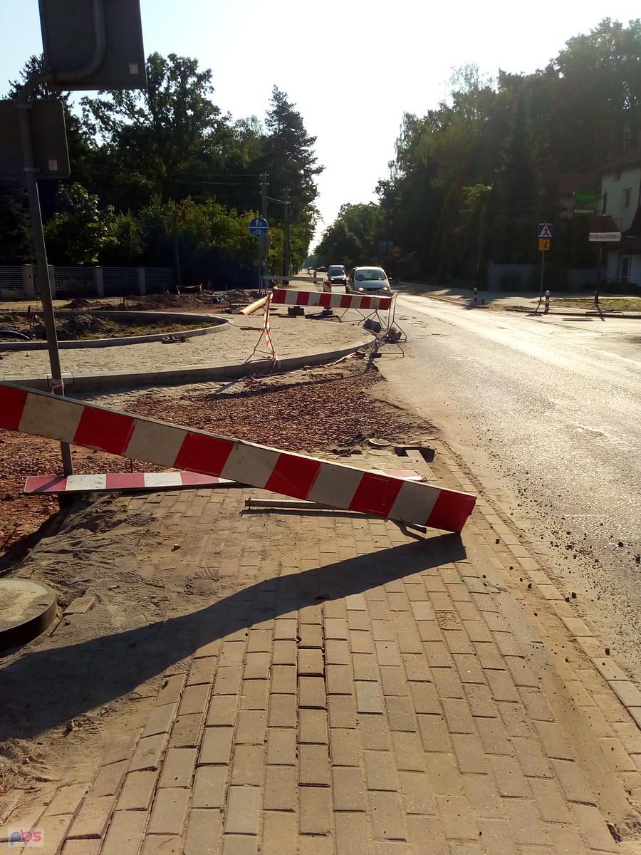 Ciekawe, jak teraz przebudują jezdnię, skoro rondo ledwie o nią zawadza