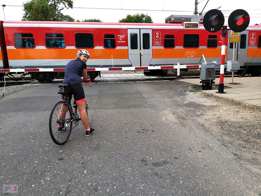 Dorotka na przejeździe kolejowym