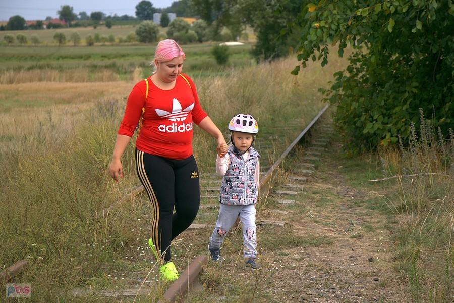 córa z wnuczką wracają ze zwiedzania mostu :)
