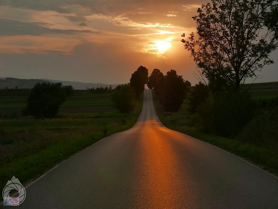 ostatnie hopki przed Żmigrodem w zachodzącym słońcu