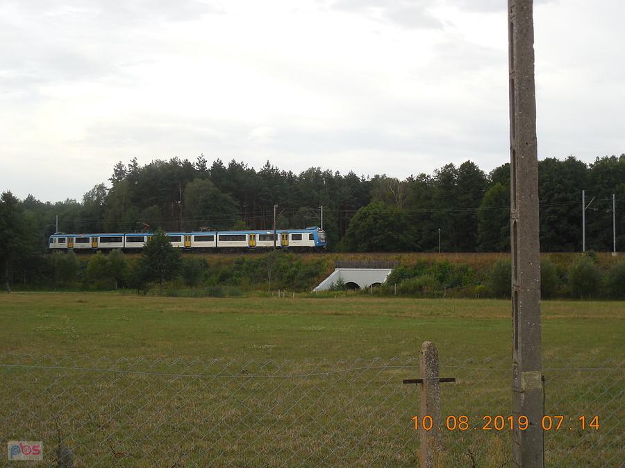 pociąg KS 94401 Kolei Śląskich zbliża się do stacji w Koszęcinie
