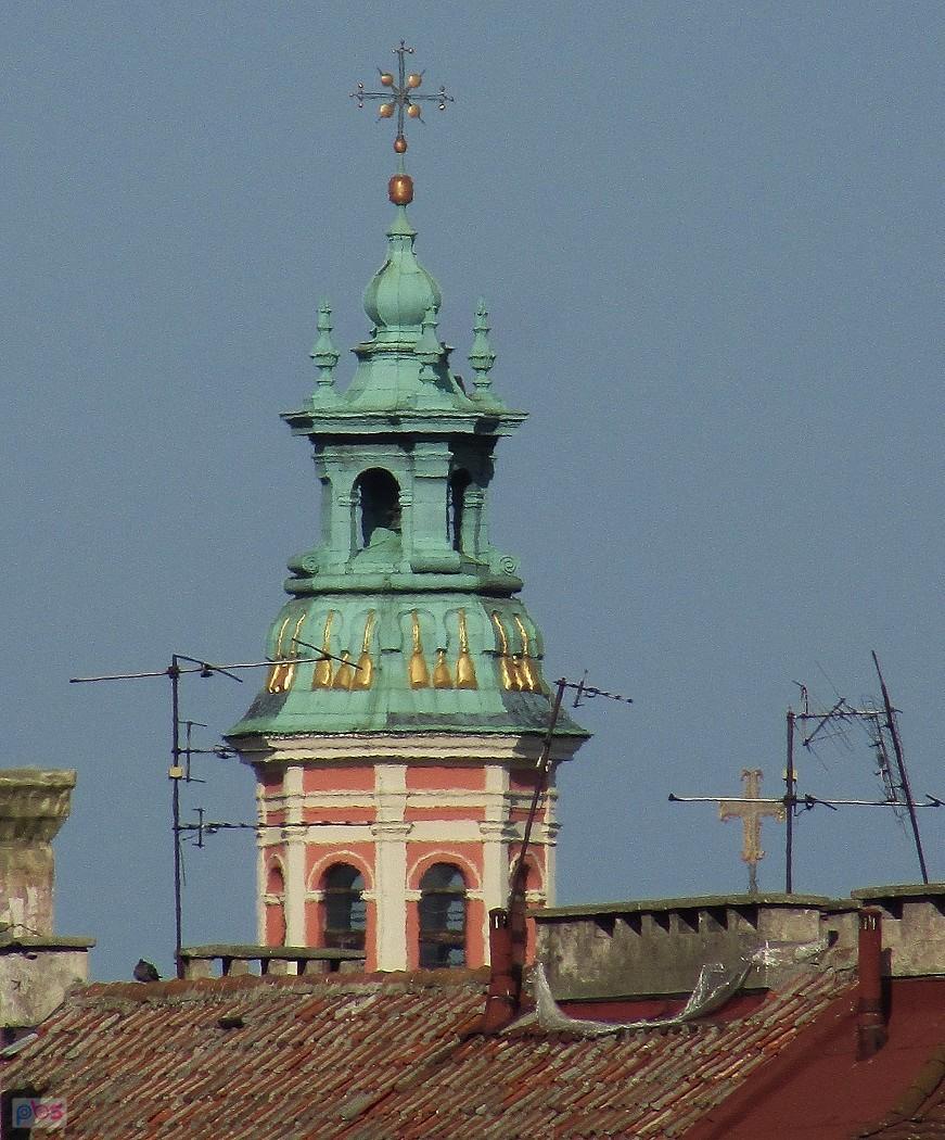 Wieża kościoła jezuitów - widok z Muranowa