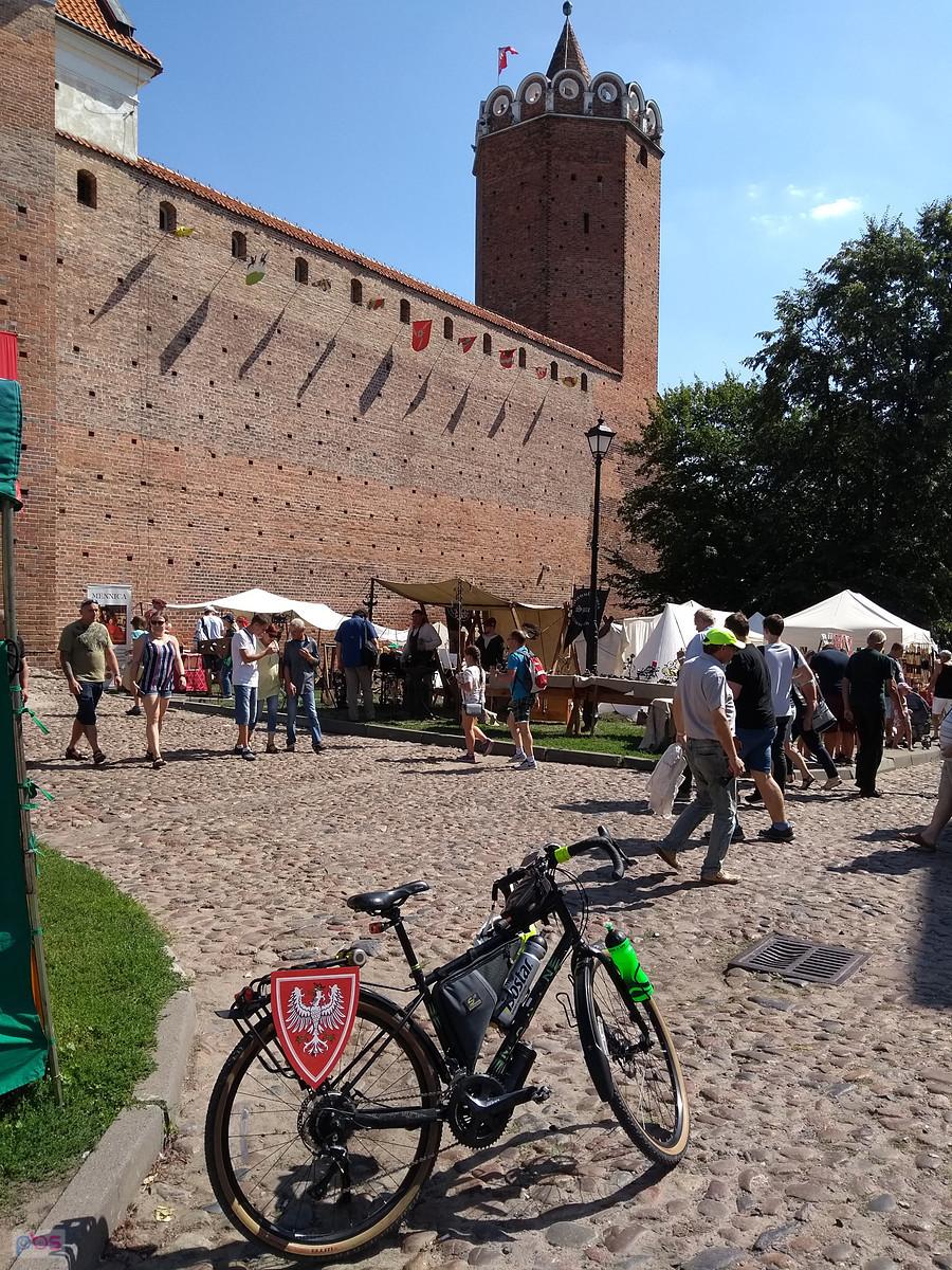Zamek w Łęczycy i Stalówek z turniejową pamiątką.
