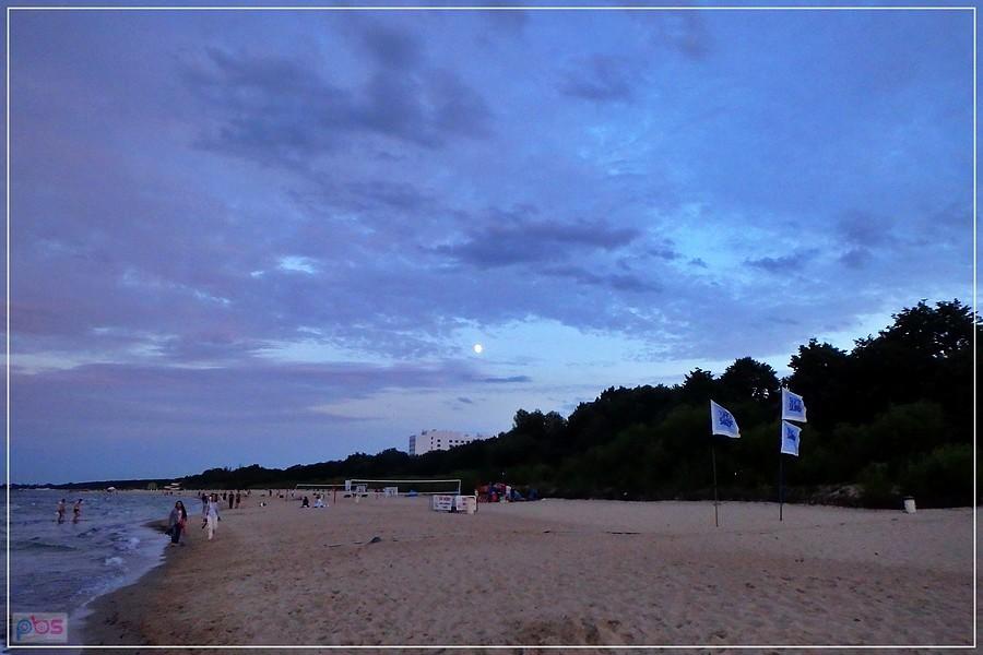 Wschodzący nad Sopotem księżyc