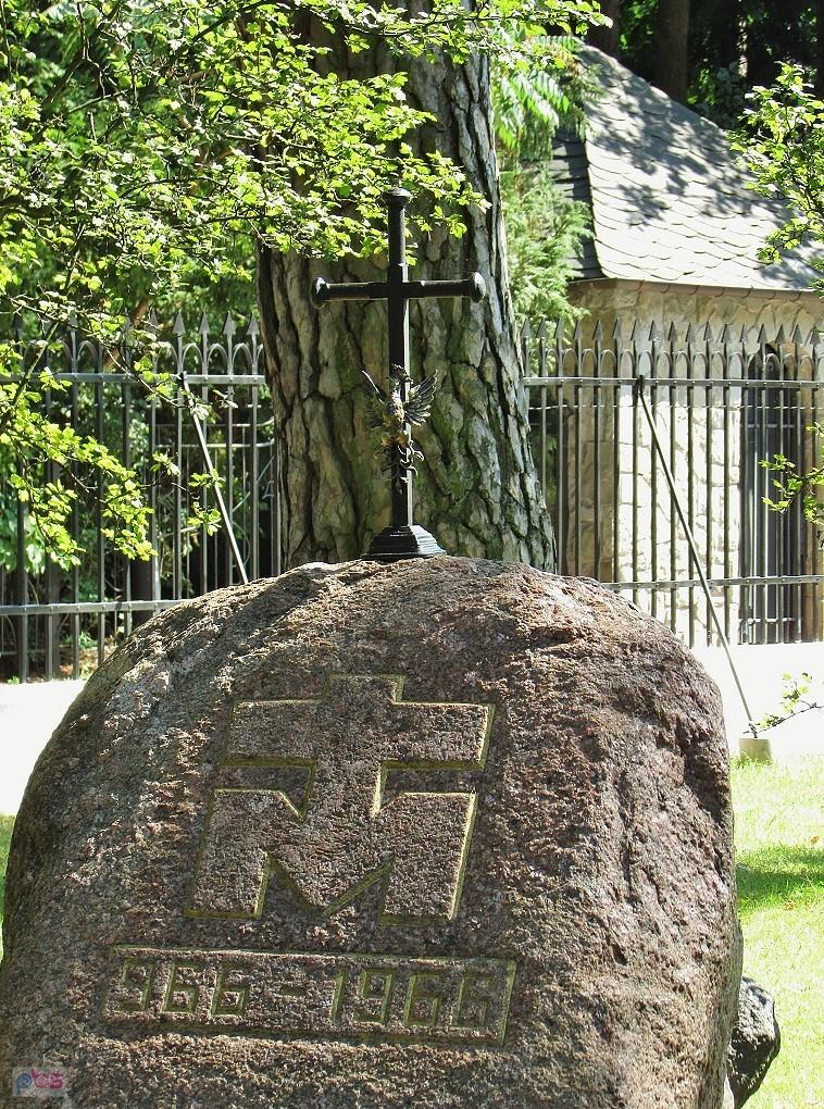 Głaz upamiętniający 1000 lecie chrztu Polski