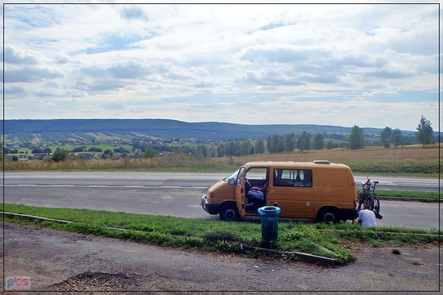 Postój serwisowy na wzgórzu.