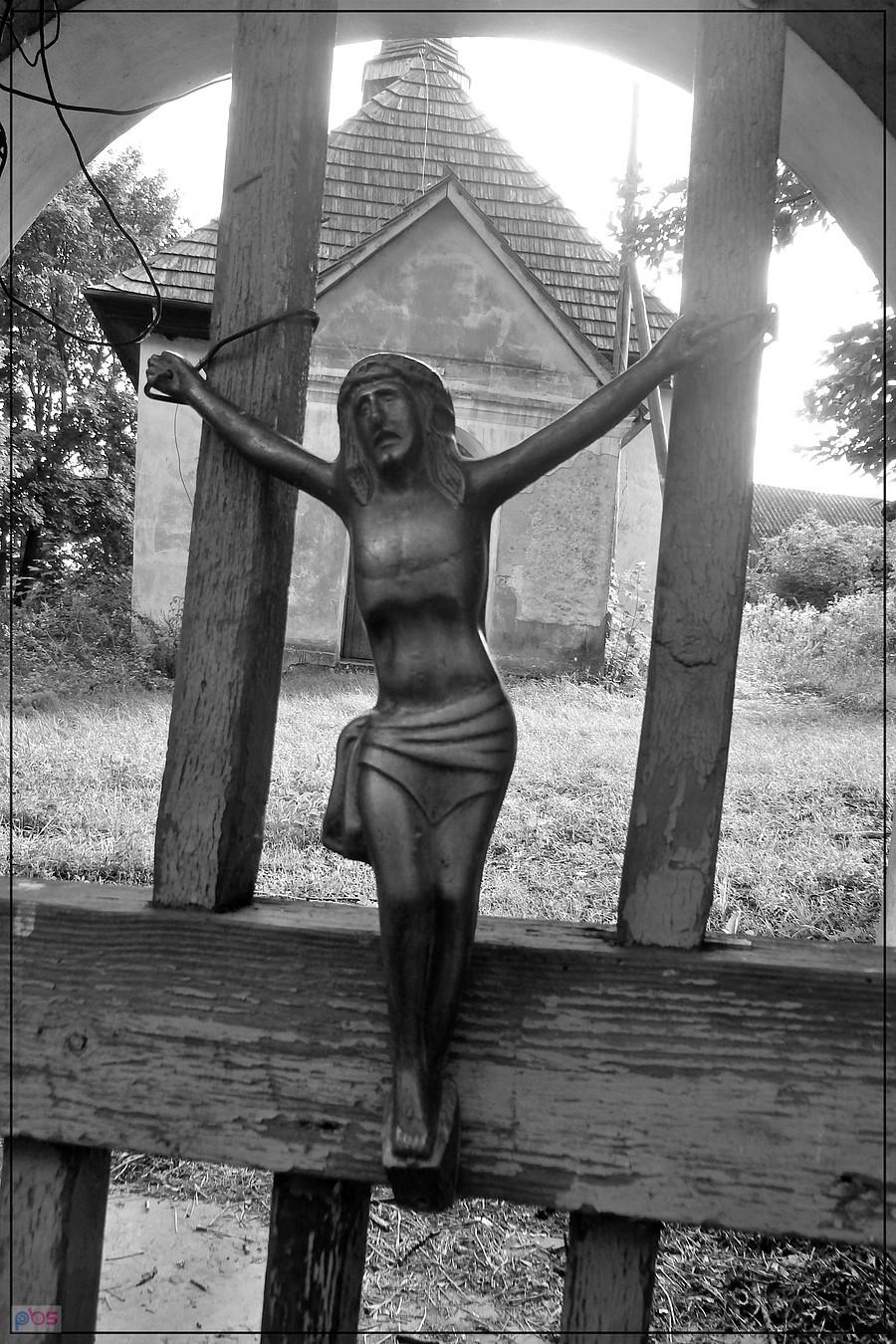 Jezus na wejściu do kościoła pw. św. Rocha w Kurozwękach