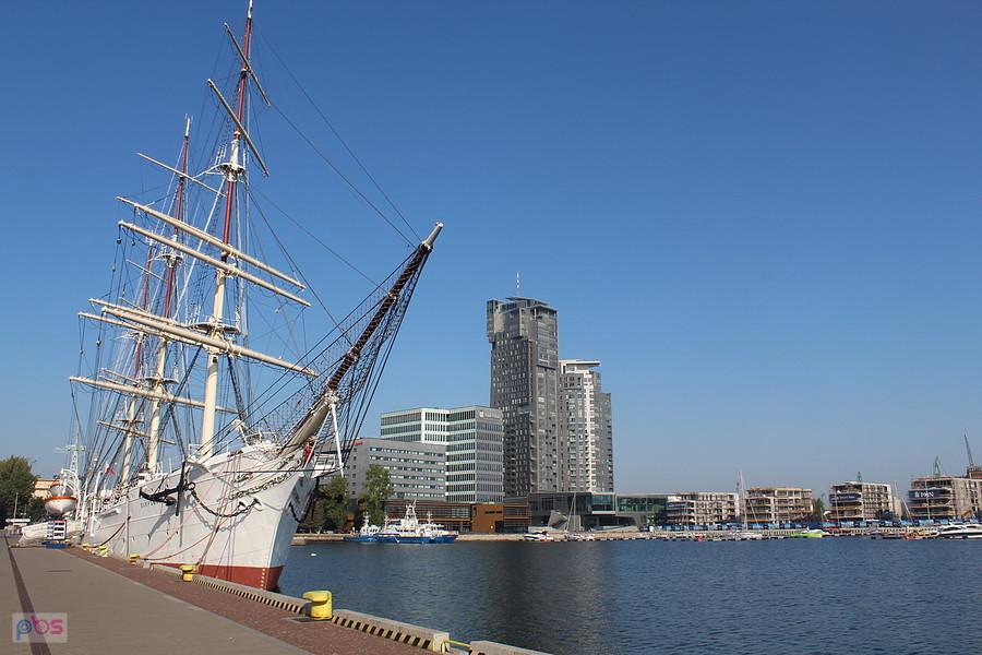 Dar Młodzieży na tle CityTower