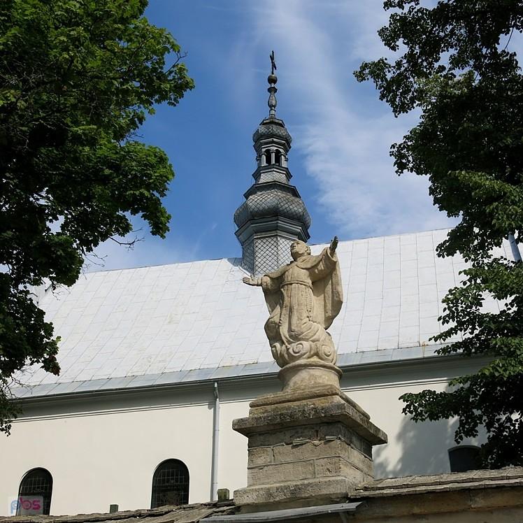 Przed kościołem w Wiśniowej z 1681r
