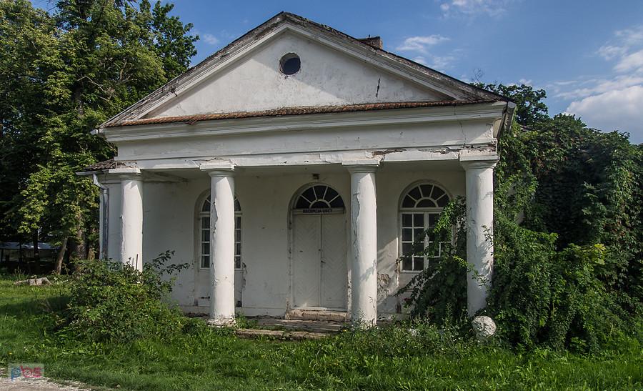 Przy pałacu w Kurozwękach