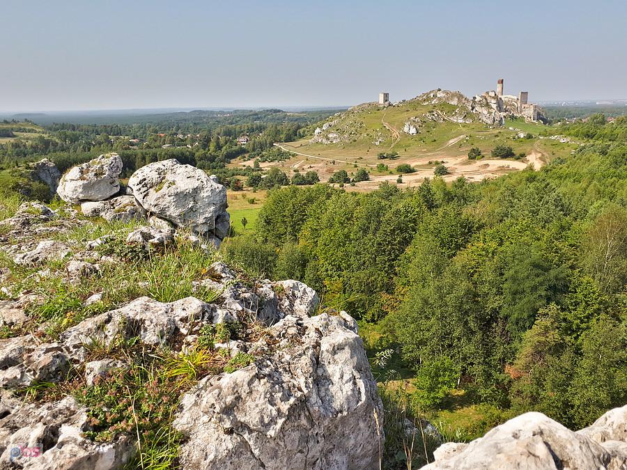 Widok na wzgórze zamkowe i średniowieczny olsztyński zamek widziany z grupy skał Owczy Grzbiet