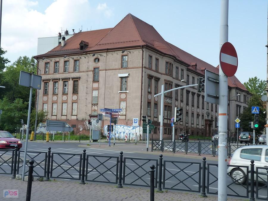 znajomy budynek- to znaczy że już cywilizacja