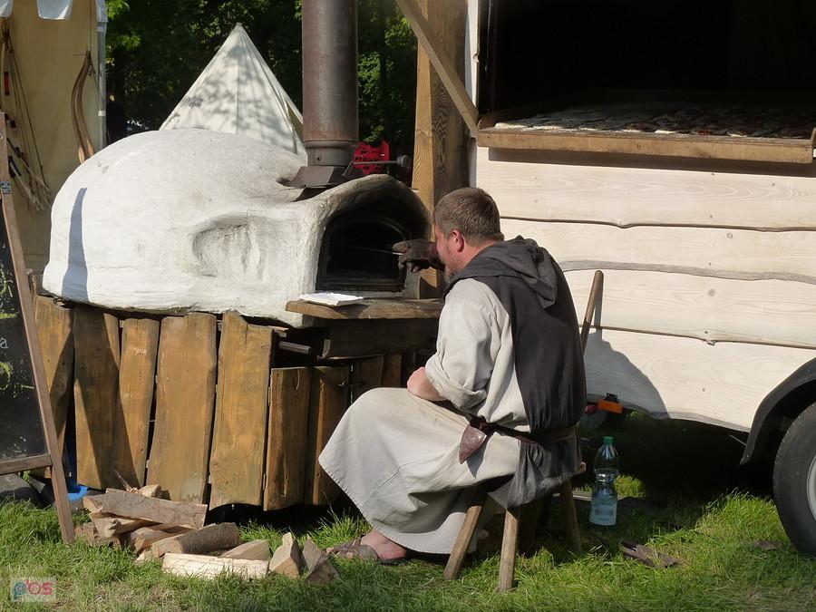 jakieś podpłomyki chyba piekł